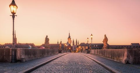 Die Alte Mainbrücke in Würzburg im Abendlicht