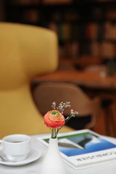 Bibliothek des Hotel am Main in Veitshöchheim mit Kaffee und Blumen