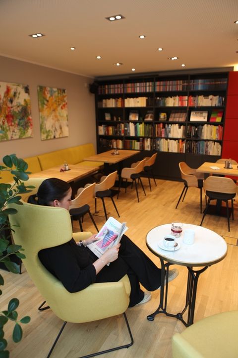 Ruhiger Arbeitsplatz in der Bibliothek des Hotel am Main in Veitshöchheim