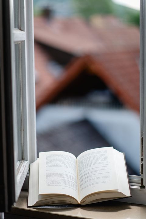 Aufgeschlagenes Buch am Fenster im Hotel am Main