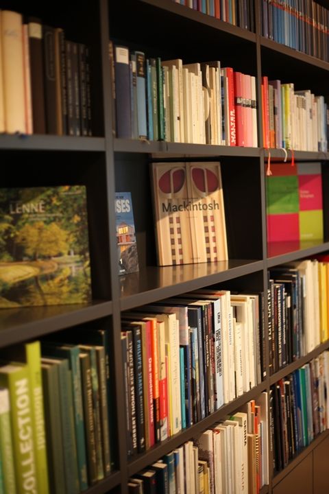 Bücherregal in der Bibliothek des Hotel am Main