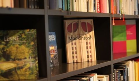 Bücherregal in der Bibliothek des Hotel am Main mit bunten Buchrücken
