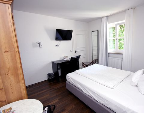 Comfort Room at Hotel am Main with desk and wooden floor