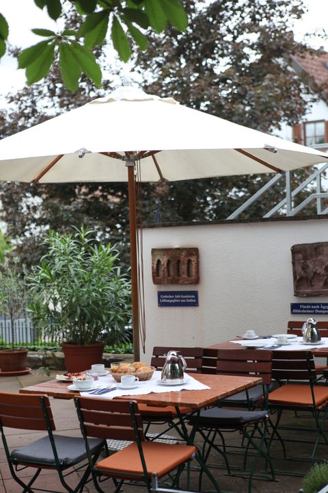 Frühstücksterrasse des Hotel am Main in Veitshöchheim