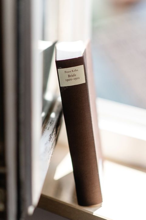 Kafka-Autorenzimmer im Hotel am Main mit Buch am Fenster