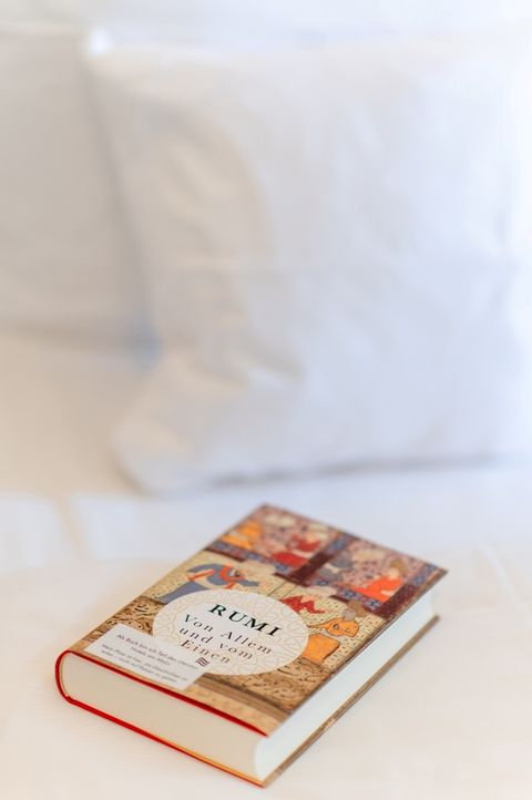 Rumi-Autorenzimmer im Hotel am Main mit Buch und Lesesessel