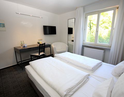 Standardzimmer im Hotel am Main mit Schreibtisch und Blick ins Grüne