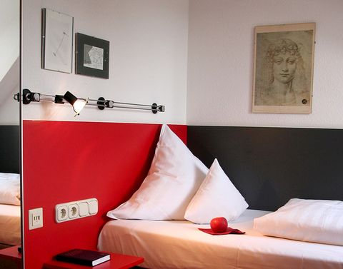 Standardzimmer im Hotel am Main, Detailansicht mit Kunst am Kopfteil