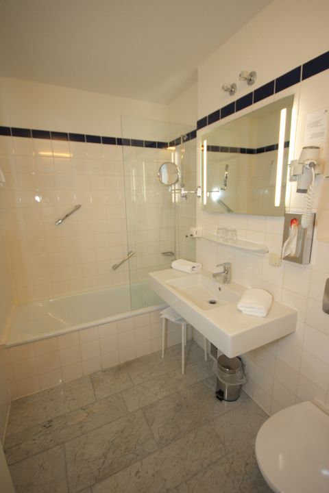 Bad mit Badewanne im Superiorzimmer des Hotel am Main