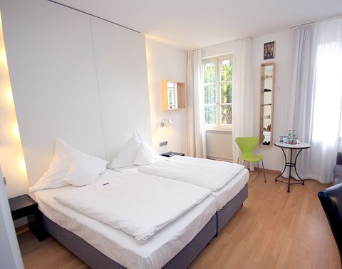 Superiorzimmer im Hotel am Main mit Doppelbett und Schreibtisch