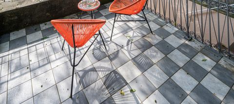 Sitzplatz auf der Terrasse des Hotel am Main mit Blick auf den Main