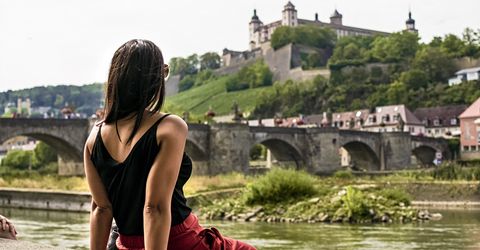 Blick über den Main auf die Festung Marienberg in Würzburg