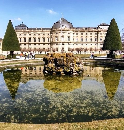 Würzburger Residenz mit Hofgarten und Brunnen